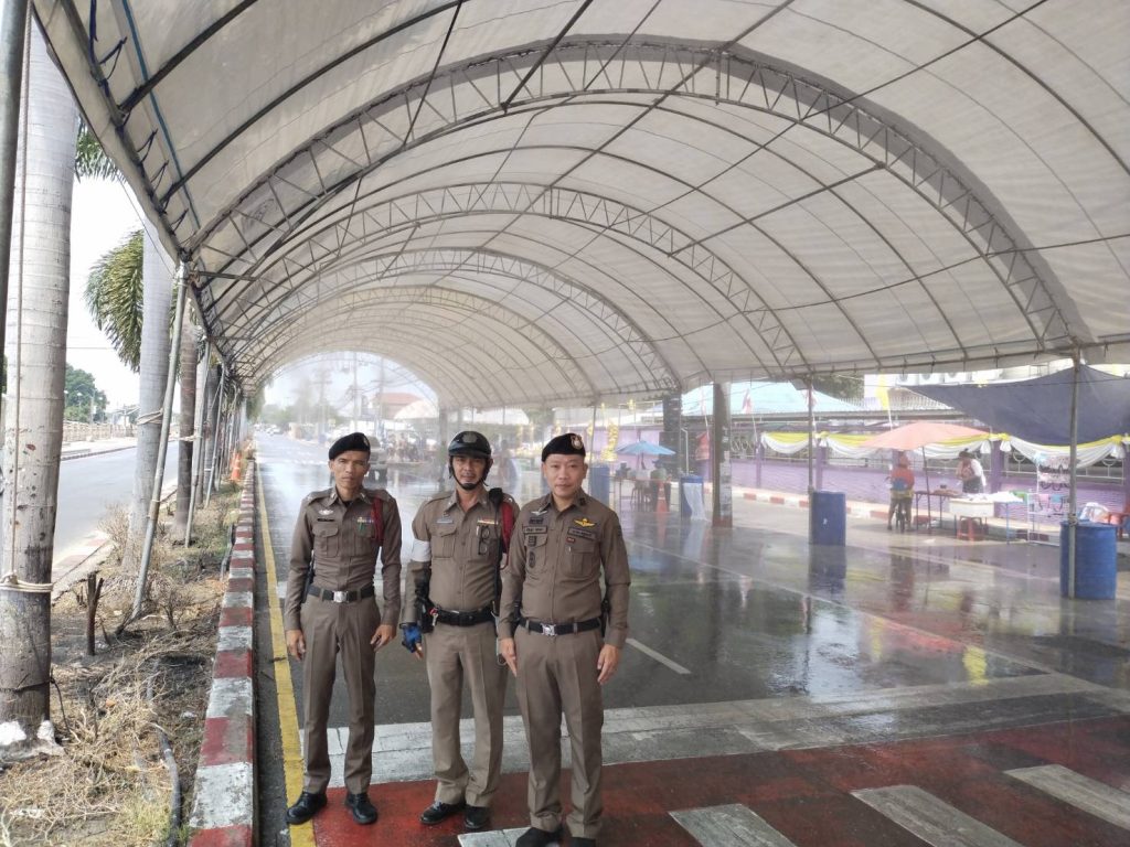 พ.ต.อ.ปริญญา ทองมา ผกก.สภ.ประตูน้ำจุฬาลงกรณ์ ตรวจจุดเล่นน้ำสงกรานต์หน้าโรงเรียนประชาธิปัตย์ ต.ประช่าธิปัตย์ อ.ธัญบุรี จ.ปทุมธานี