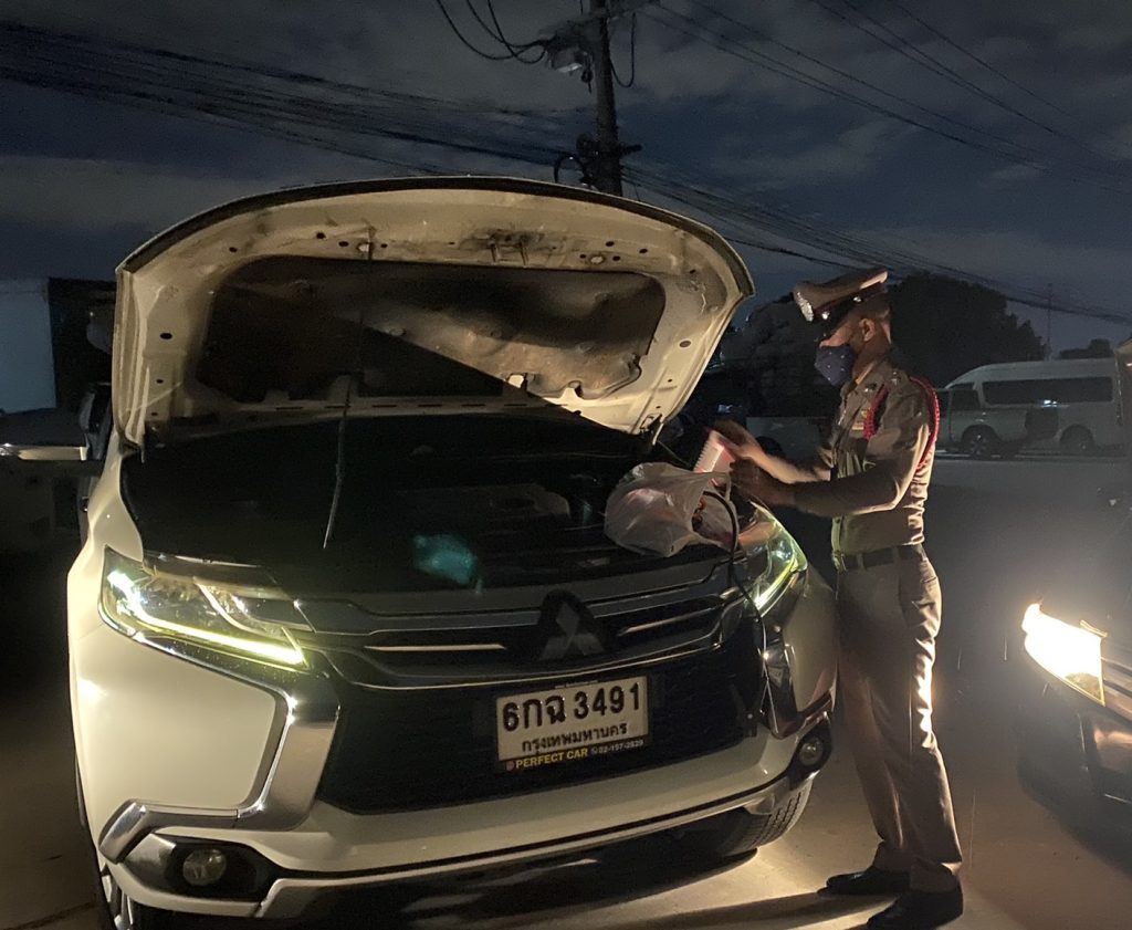 สภ.ประตูน้ำจุฬาลงกรณ์ ให้การช่วยเหลือรถยนต์ประสบปัญหาแบตเตอร์รี่