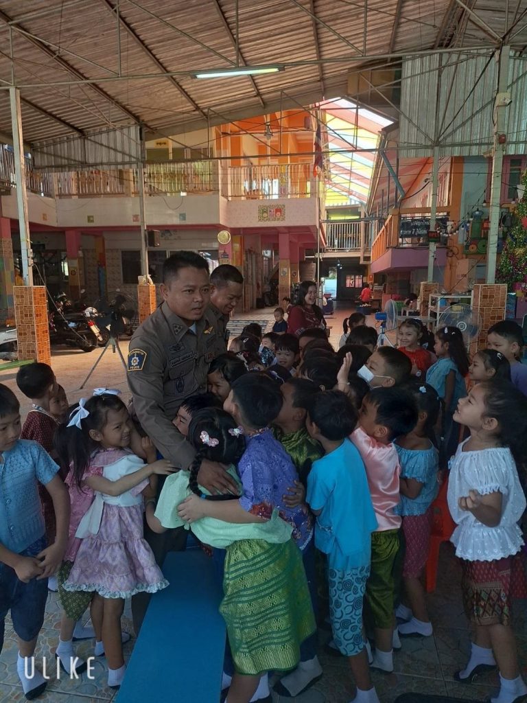 บรรยายการหลบหนีเมื่อผู้ร้ายบุกเข้ามาในโรงเรียน