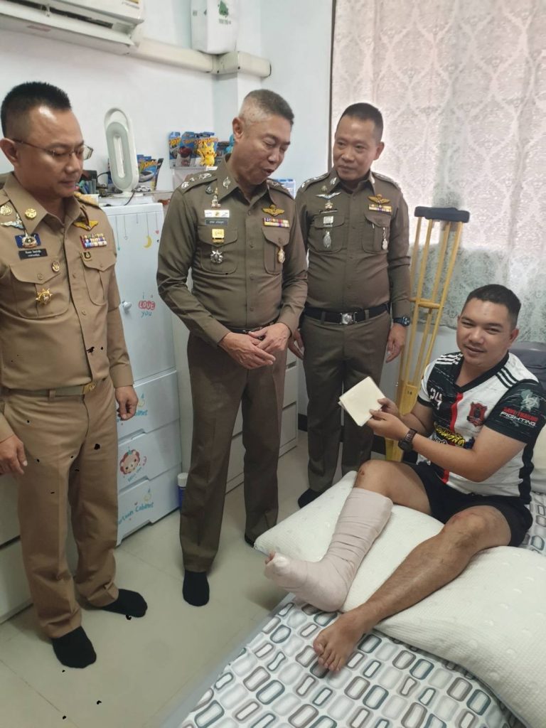 พล.ต.ท.สุรพล เปรมบุตร ผบช.ภ.1 ได้เดินทางมาเยี่ยมและให้กำลังใจ ข้าราชการตำรวจที่ได้รับบาดเจ็บ จากกรณี ข้าราชการตำรวจ สภ.ประตูน้ำจุฬาลงกรณ์ ภ.จว.ปทุมธานี ได้รับบาดเจ็บ ประสบอุบัติเหตุรถเฉี่ยวชน ขณะปฏิบัติหน้าที่เสริม ในเขตพื้นที่ สภ.คลองหลวง เมื่อวันจันทร์ที่ 3 กุมภาพันธ์ 2568